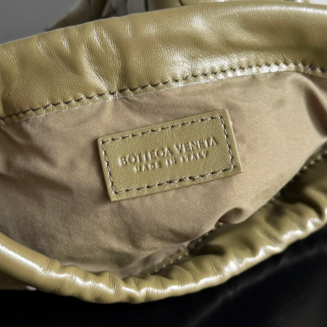 Batch 1400 BOTTEGA VENETA DUSTBAG mini size is officially launched📣📣. It still continues the classic weaving process. The lazy and casual feeling presented by the drawstring pockets is not too suitable for summer. The small back body is light and convenient. It is enough to carry lipstick and tissues when going out every day. It is not easy to make mistakes with any clothes. The shoulder strap has a buckle and pull-out design, which can be adjusted to unlock multiple carrying methods. Style number: 816987 Size: 21*16.6*1cm